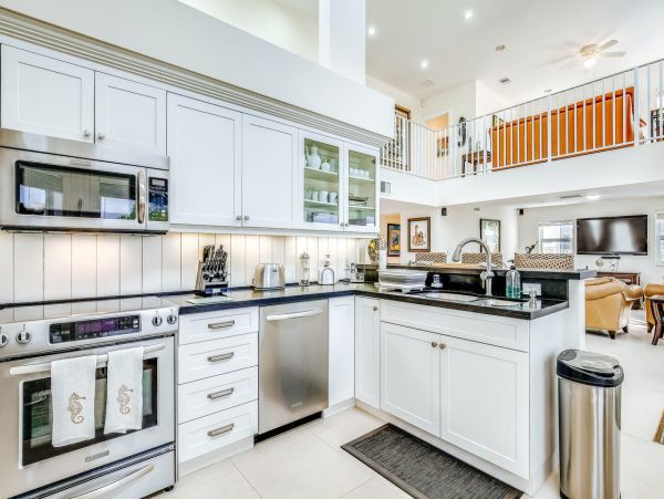 Beautiful 4 Bedroom Home with Water Views & Dock, Dogs ok