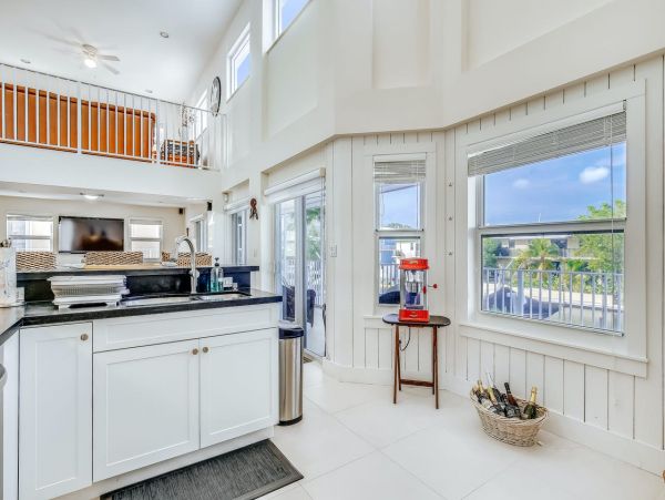 Beautiful 4 Bedroom Home with Water Views & Dock, Dogs ok