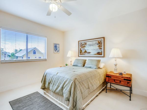 Beautiful 4 Bedroom Home with Water Views & Dock, Dogs ok
