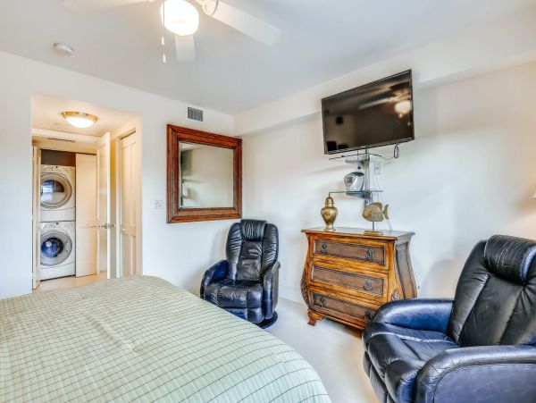 Beautiful 4 Bedroom Home with Water Views & Dock, Dogs ok