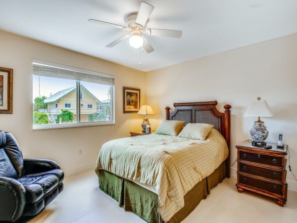 Beautiful 4 Bedroom Home with Water Views & Dock, Dogs ok