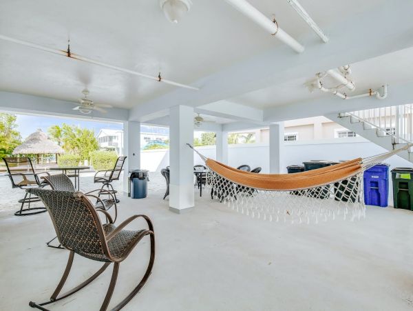 Beautiful 4 Bedroom Home with Water Views & Dock, Dogs ok