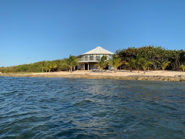 Beachfront 3 Bedroom Home in Cayman Islands Sleeps 8