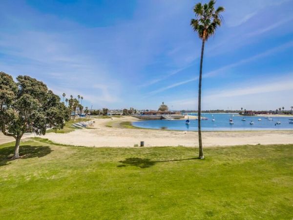 On Bay Mission Beach Vacation Home Four Bedroom