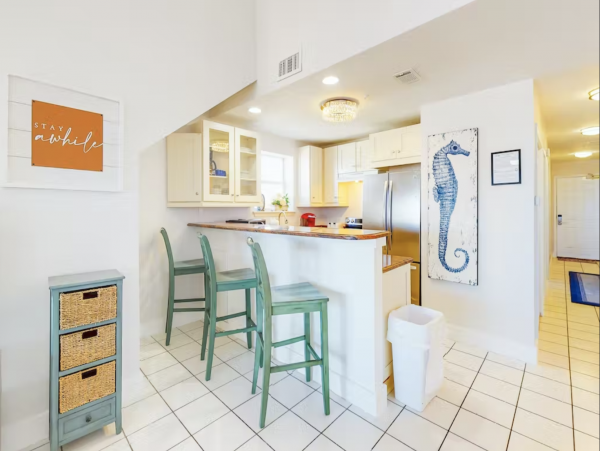 Beautiful Beachfront Condo Stroll To Sand Great Location