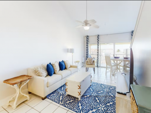 Beautiful Beachfront Condo Stroll To Sand Great Location