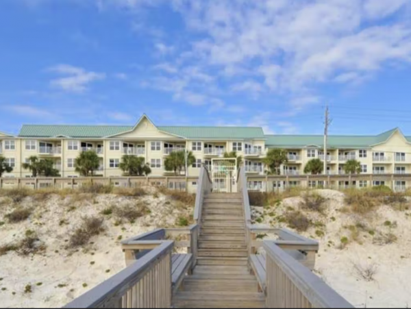 Beautiful Beachfront Condo Stroll To Sand Great Location