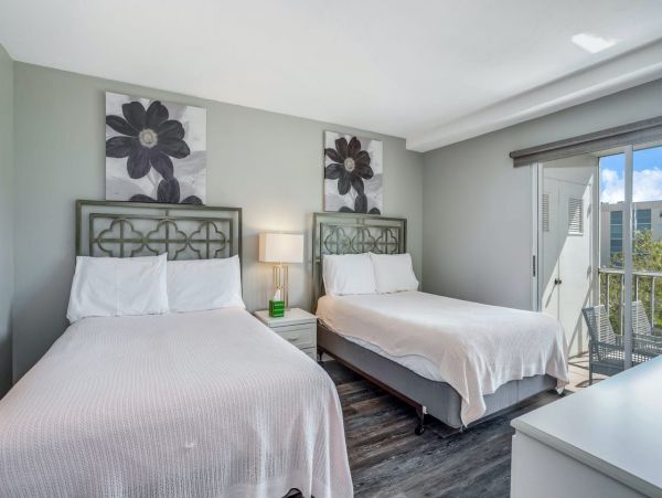 Marco Island Condo Short Walk to Beach with Communal Pool