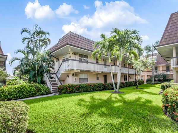 Nice Vacation Rental Condo Short Walk to Beach with Pool