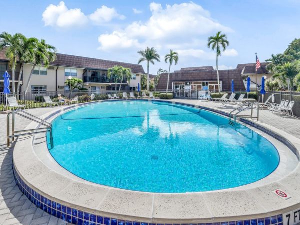 Nice Vacation Rental Condo Short Walk to Beach with Pool