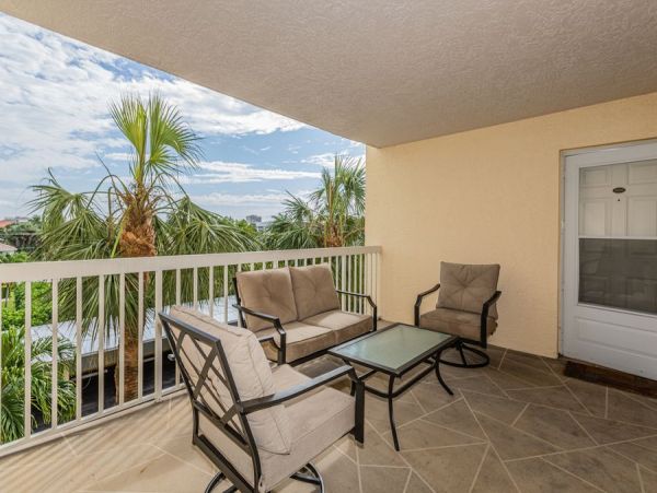 Marco Island 3 Bedroom Condo Community Pool & Tennis Courts