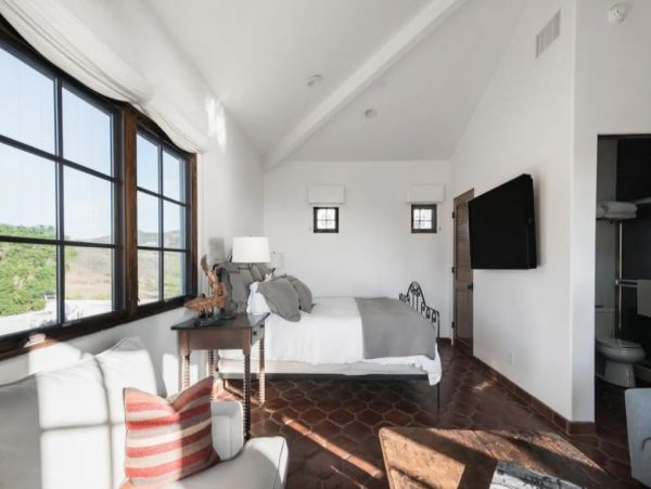 Magnificent Malibu luxury  Three Bedrooms Pool Views