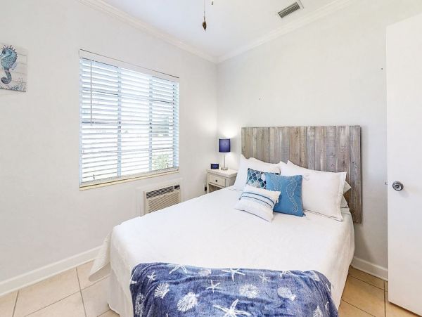 Holmes Beach Vacation Rental Sleeps Four Guests