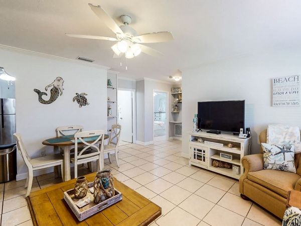 Holmes Beach Vacation Rental Sleeps Four Guests