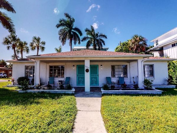 Holmes Beach Vacation Rental Sleeps Four Guests
