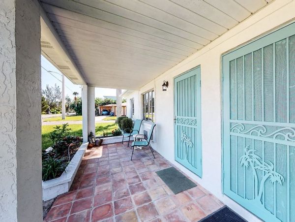 Holmes Beach Vacation Rental Sleeps Four Guests