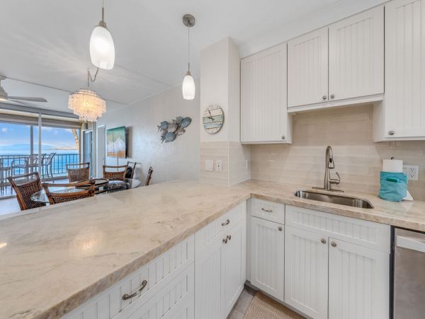 A Rare Direct Pacific Front Three Bedroom Vacation Residence
