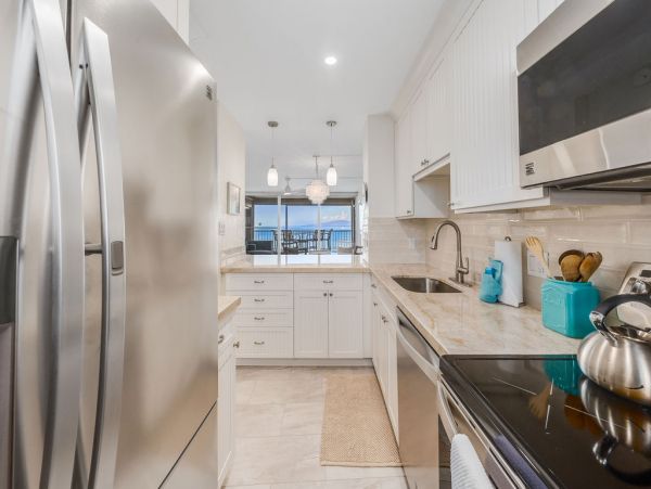 A Rare Direct Pacific Front Three Bedroom Vacation Residence