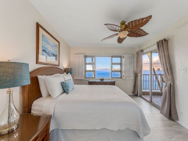 A Rare Direct Pacific Front Three Bedroom Vacation Residence