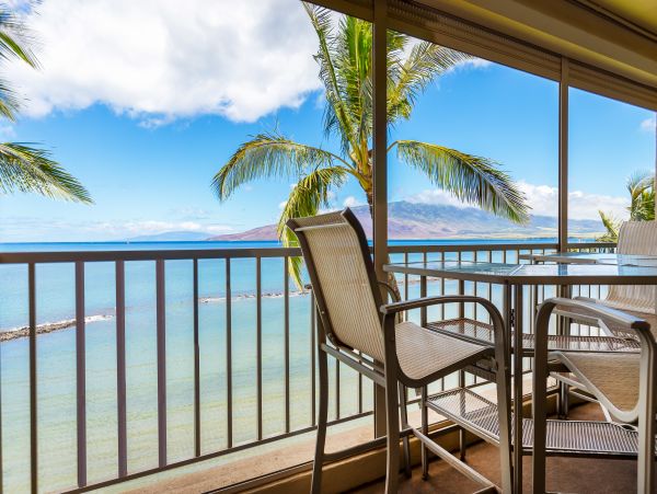 A Rare Direct Pacific Front Three Bedroom Vacation Residence