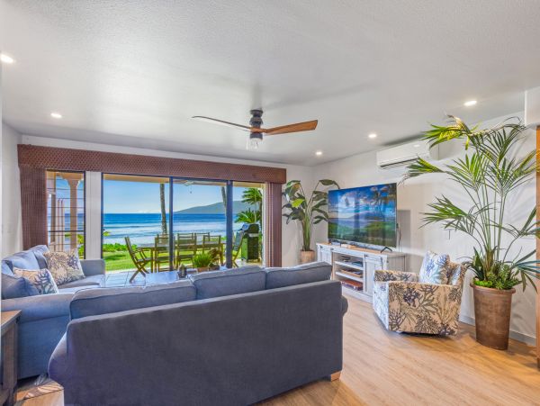 DIRECT BEACHFRONT 3 BEDROOM LAHAINA TOWNHOME