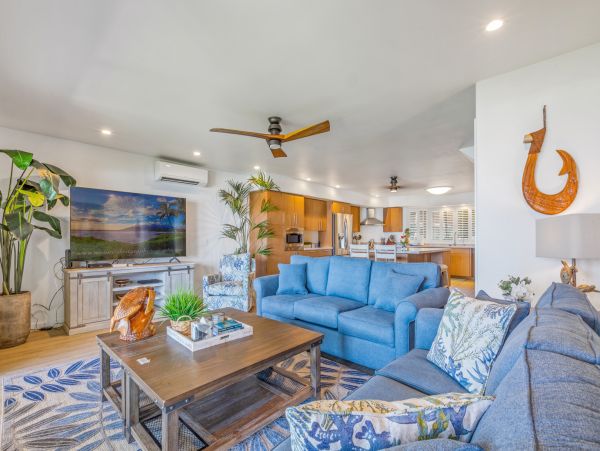 DIRECT BEACHFRONT 3 BEDROOM LAHAINA TOWNHOME