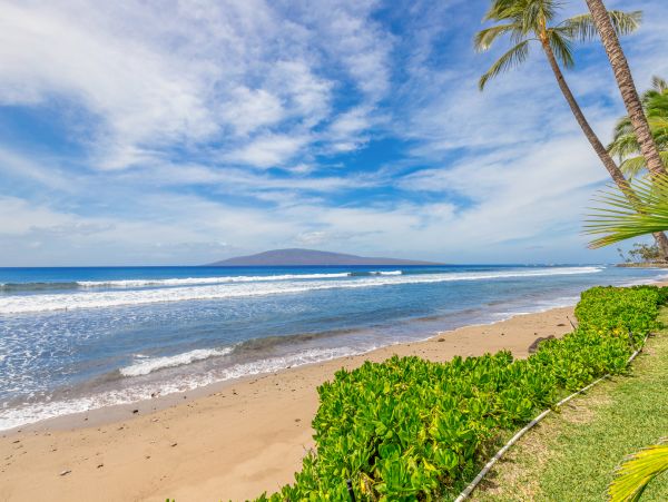 DIRECT BEACHFRONT 3 BEDROOM LAHAINA TOWNHOME