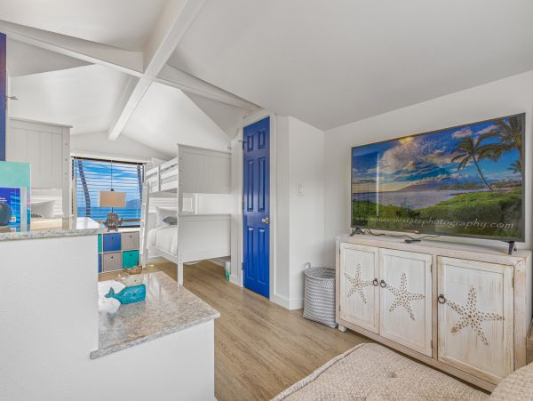 DIRECT BEACHFRONT 3 BEDROOM LAHAINA TOWNHOME
