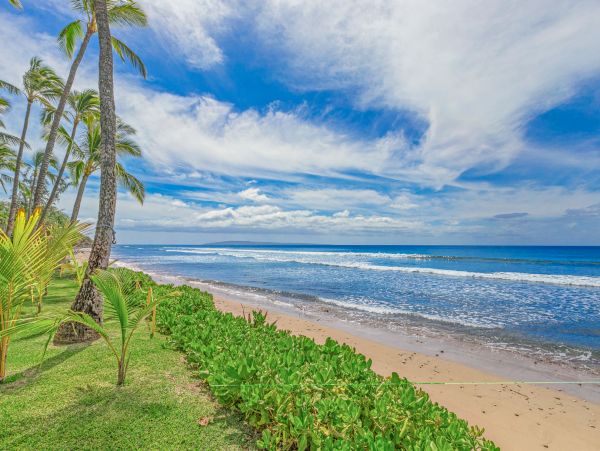 DIRECT BEACHFRONT 3 BEDROOM LAHAINA TOWNHOME