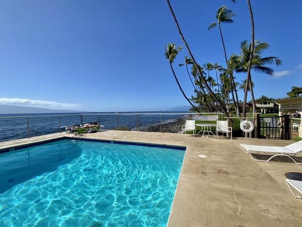 DIRECT BEACHFRONT 3 BEDROOM LAHAINA TOWNHOME