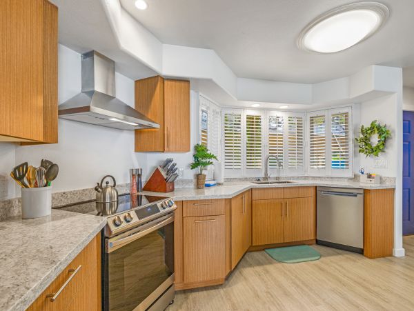 DIRECT BEACHFRONT 3 BEDROOM LAHAINA TOWNHOME