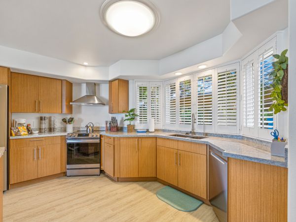 DIRECT BEACHFRONT 3 BEDROOM LAHAINA TOWNHOME
