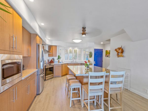 DIRECT BEACHFRONT 3 BEDROOM LAHAINA TOWNHOME