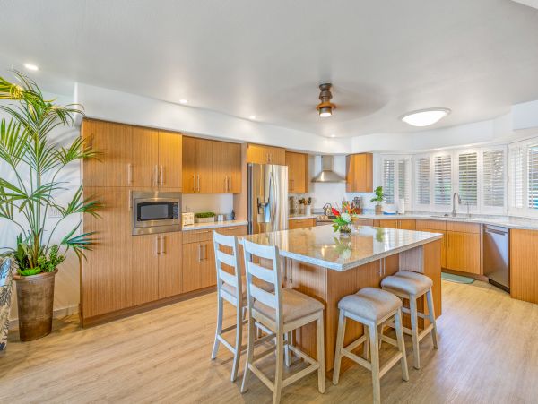 DIRECT BEACHFRONT 3 BEDROOM LAHAINA TOWNHOME