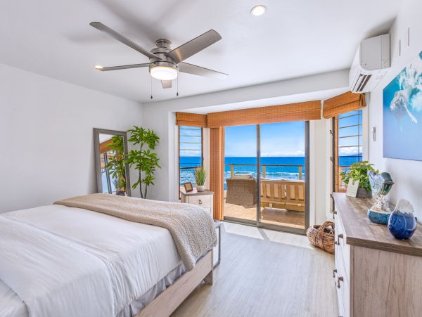 DIRECT BEACHFRONT 3 BEDROOM LAHAINA TOWNHOME