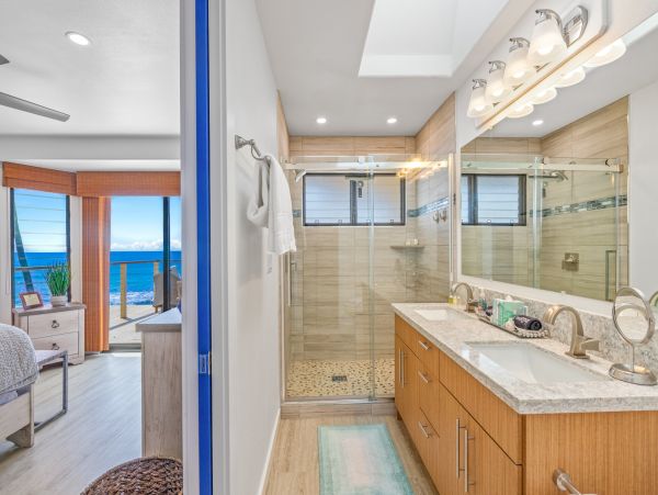 DIRECT BEACHFRONT 3 BEDROOM LAHAINA TOWNHOME