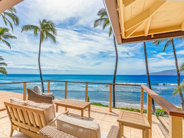 DIRECT BEACHFRONT 3 BEDROOM LAHAINA TOWNHOME