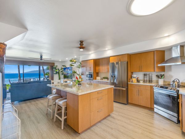 DIRECT BEACHFRONT 3 BEDROOM LAHAINA TOWNHOME