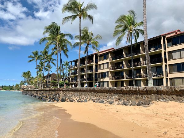 Beachfront Two Bedroom Vacation Condo in Kaanapali