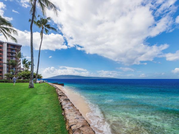Beachfront Two Bedroom Vacation Condo in Kaanapali