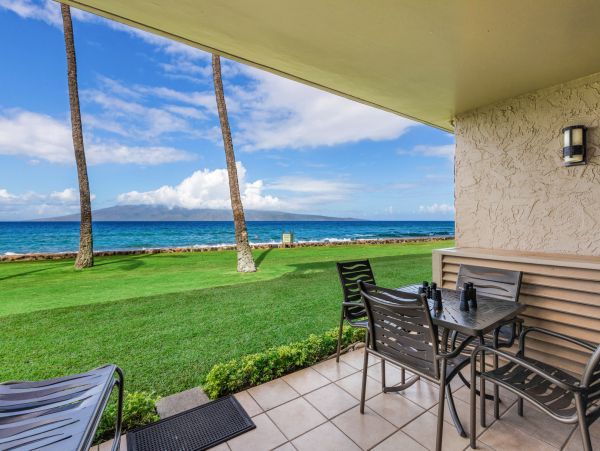 Beachfront Two Bedroom Vacation Condo in Kaanapali