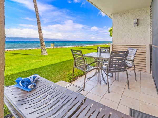 Beachfront Two Bedroom Vacation Condo in Kaanapali