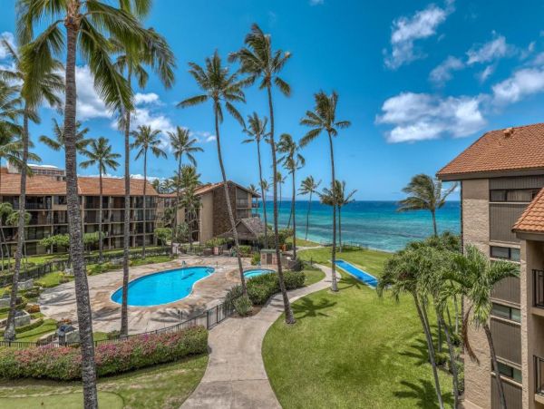 Beachfront Two Bedroom Vacation Condo in Kaanapali