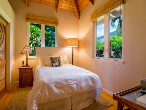Exclusive 4 Bdrm Estate  Exceptional Mountain & Ocean Views