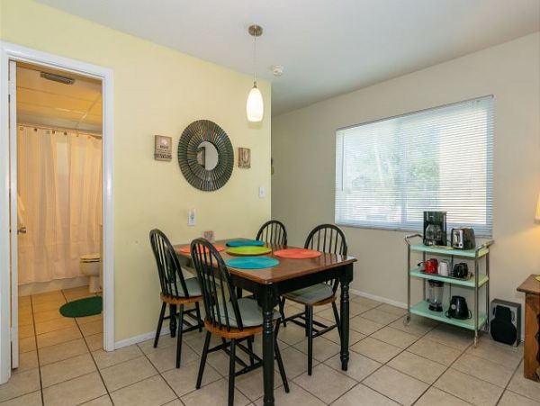 Two Bedroom Condo in Bradenton Beach Short Walk to the Beach