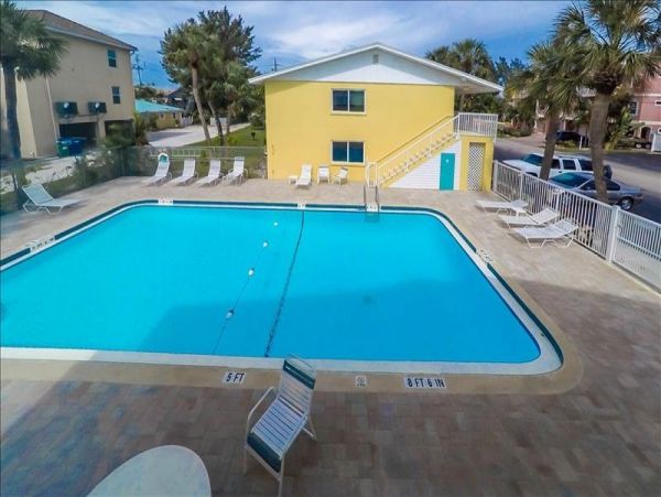 Two Bedroom Condo in Bradenton Beach Short Walk to the Beach