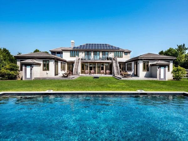 Stunning Compound on Martha's Vineyard Walk to Beach