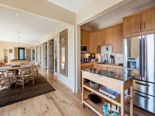 Stunning Compound on Martha's Vineyard Walk to Beach