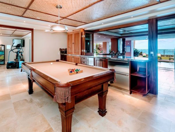 Waimanalo Beach Nine Bedrooms Oceanfront Rental Home