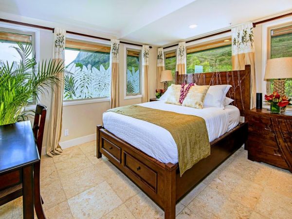 Waimanalo Beach Nine Bedrooms Oceanfront Rental Home